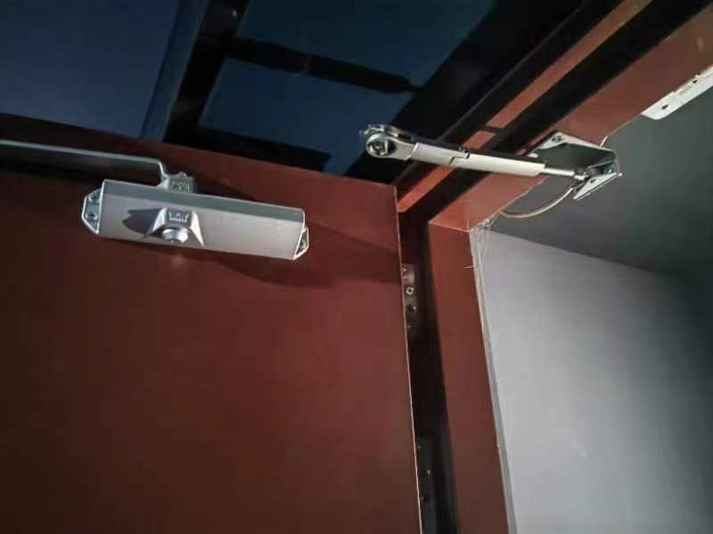 ▲4号厅防火门闭门器损坏
