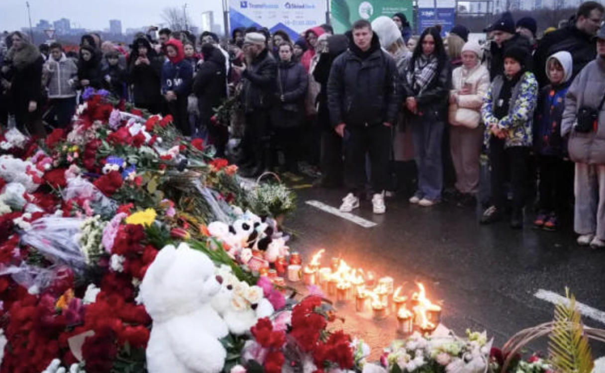 俄民众悼念莫斯科音乐厅恐袭遇难者