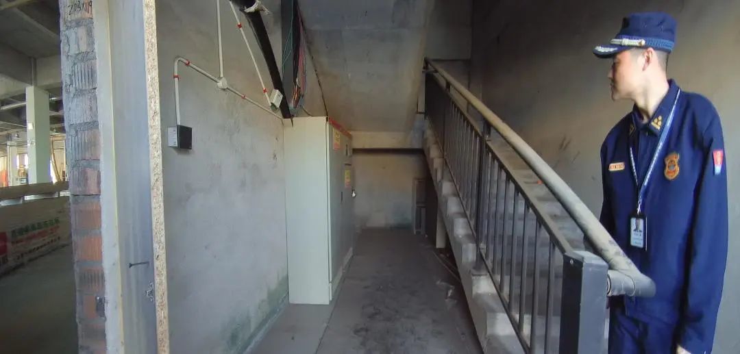 ▲配电柜设置在疏散楼梯间内