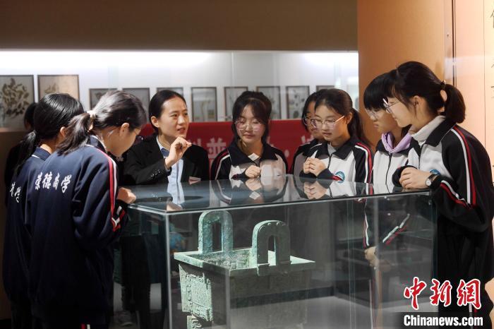 3月28日，河北省衡水市饶阳县，学生在诗经里·饶阳风物展览馆参观。崔佳栋 摄