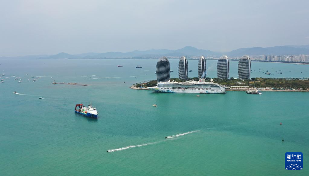 3月28日，“探索一号”科考船缓缓驶入三亚港（无人机照片）。新华社发（沙晓峰摄）