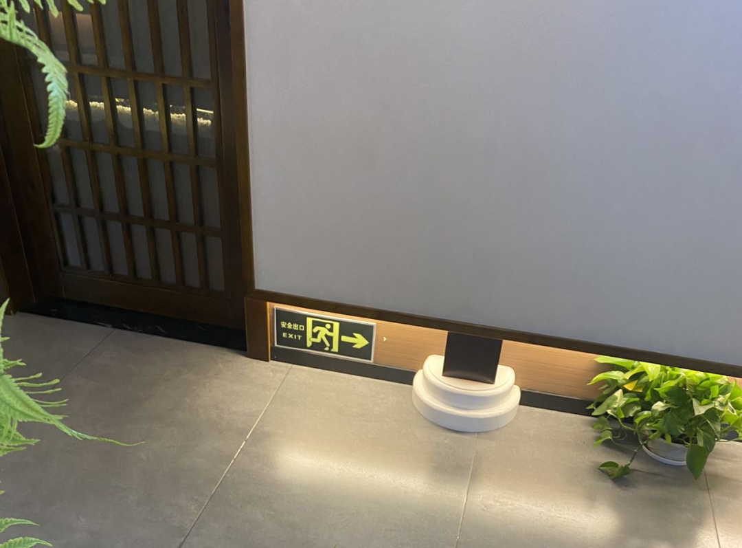 ▲走道疏散指示标志设置不符合要求