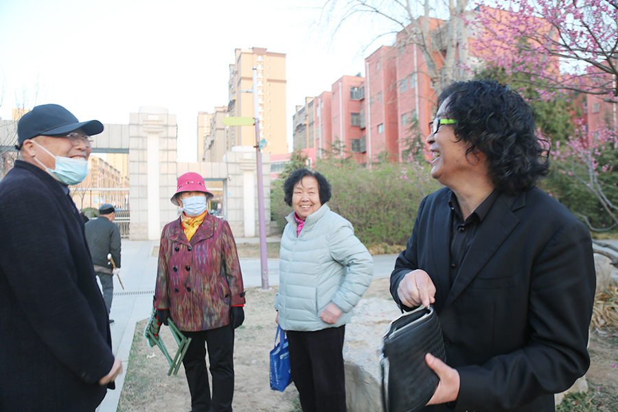 3月26日，李正峰（右一）在聊城公园。张目伦 摄