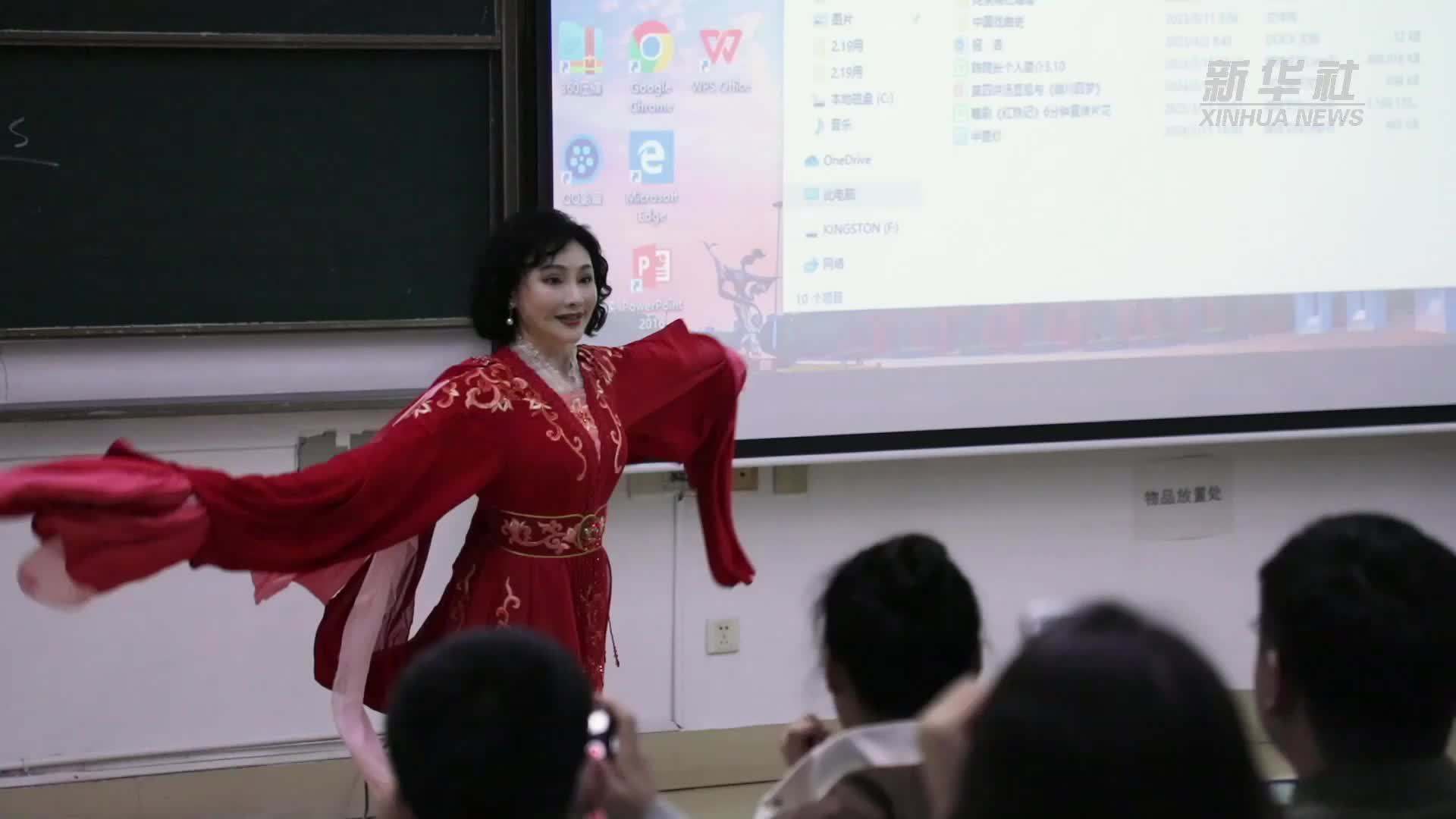 “火爆出圈”的大学赣剧课堂