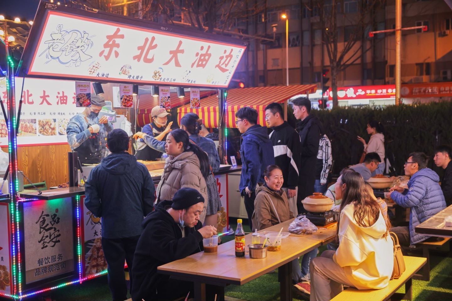 推动夜生活发展，提升街区活力！市南区特色网红夜市青岛七星坊美食街开街