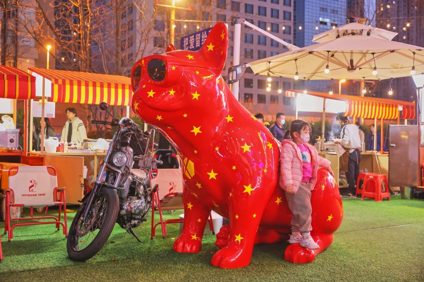 推动夜生活发展，提升街区活力！市南区特色网红夜市青岛七星坊美食街开街