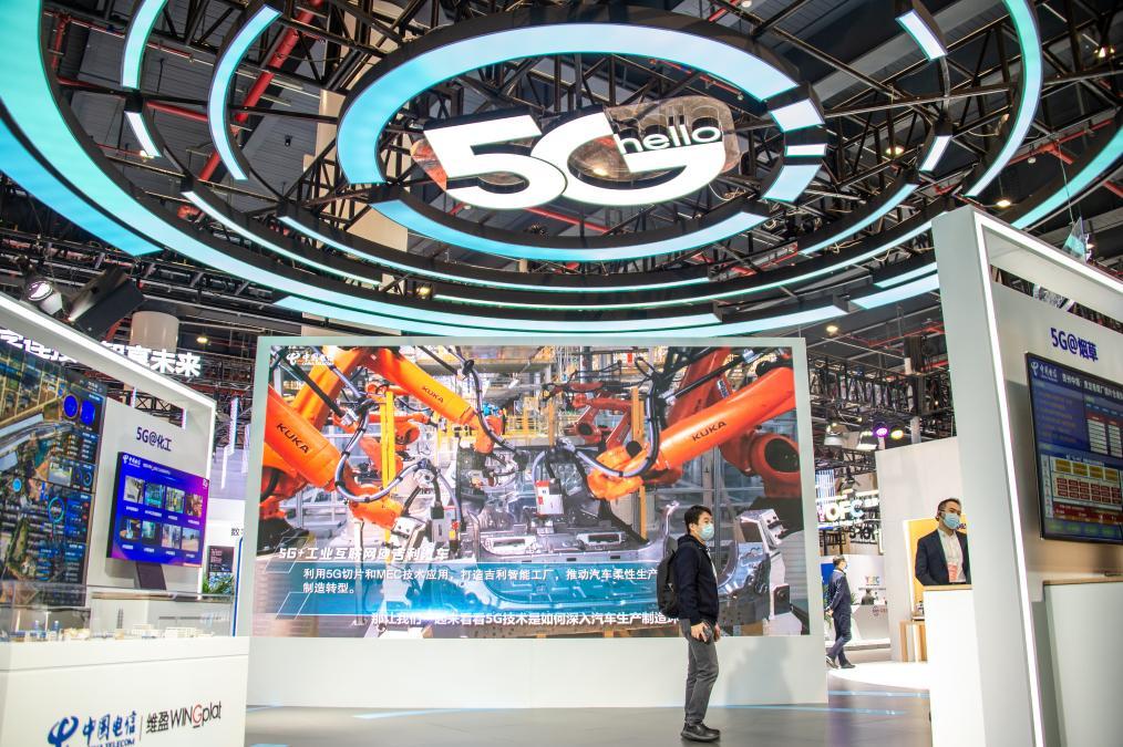这是2021年11月20日在武汉拍摄的“5G+工业互联网成果展”现场。新华社发（伍志尊 摄）