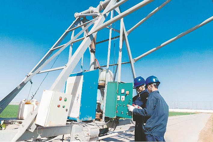 国网辛集市供电公司工作人员对马兰农场平移式喷灌设备控制器开展用电检查。纪冉 摄