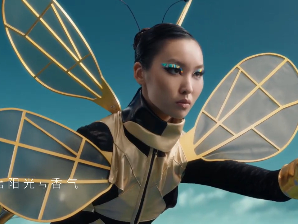 百年品牌蜂花FLAUHRA推出品牌大片《蜂系女子》，讲述蜂系女子寻香经历。一生寻香的#蜂系女子，准确传递了FLAUHRA洗护产品的专属东方园林气息
