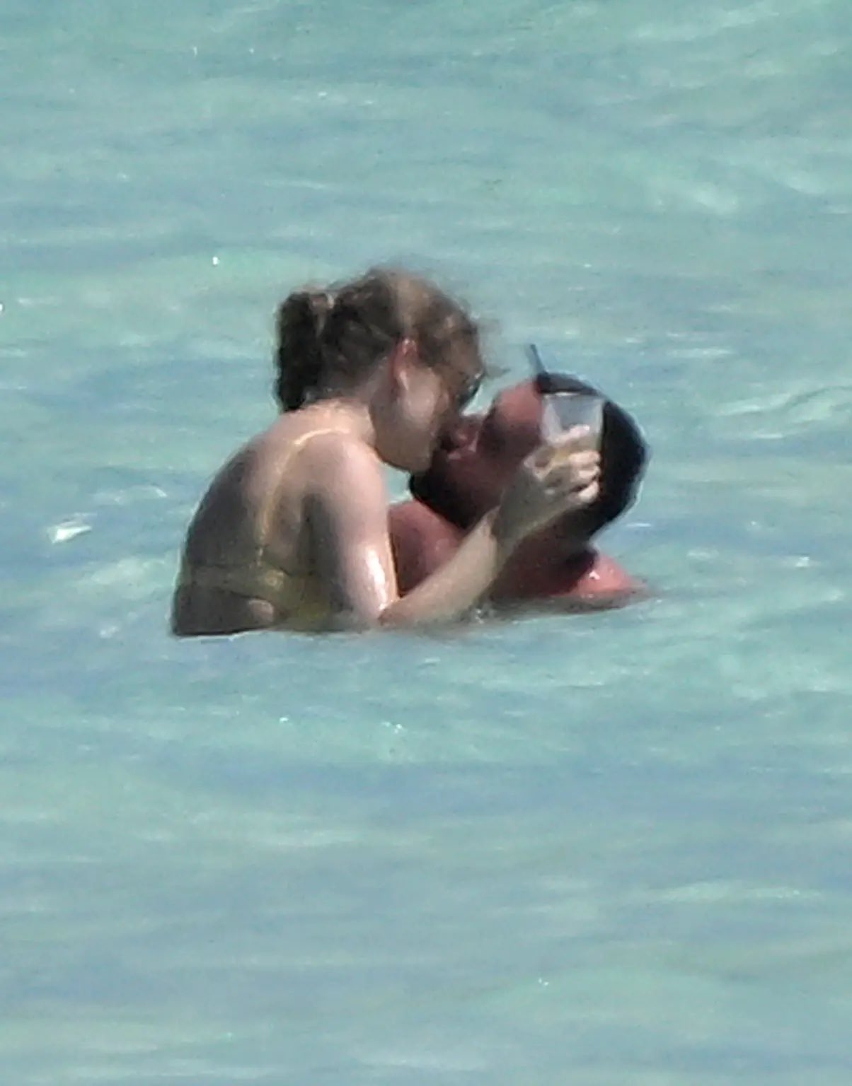 NFL球星与“霉霉”海边度假，水中拥吻秀恩爱