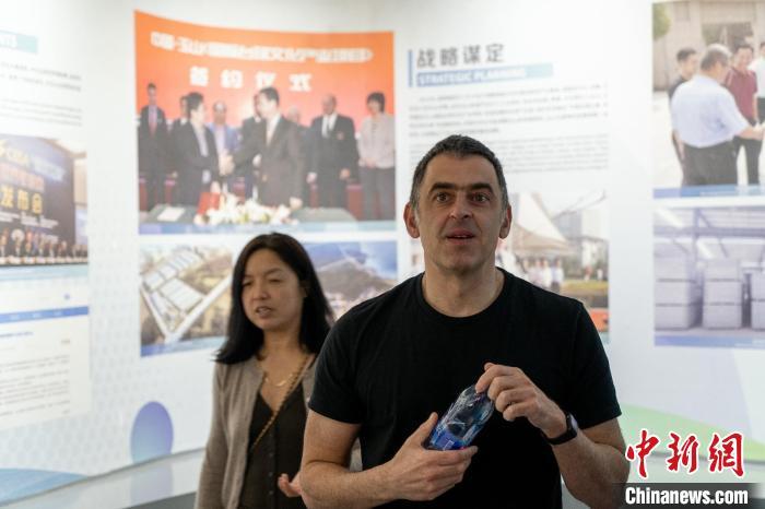 现世界排名第一、入选首届世界台球名人堂的“火箭”奥沙利文参观世界台球博物馆。　　主办方供图