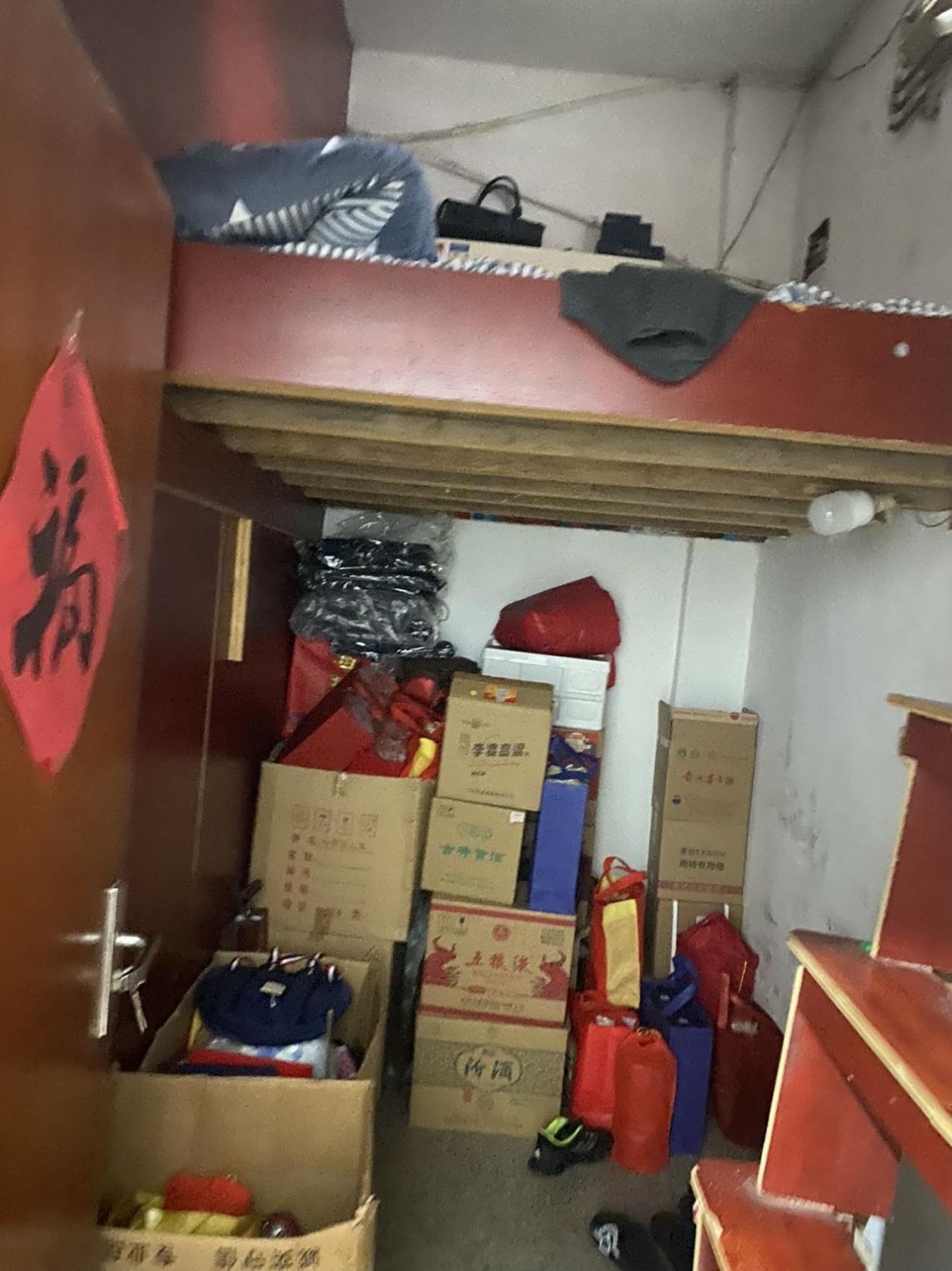▲店铺违规住人