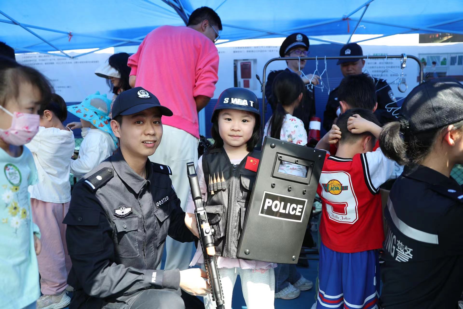 沉浸式体验警营生活 深圳公安举行常态化警营开放日“走进轨道公安”专场活动