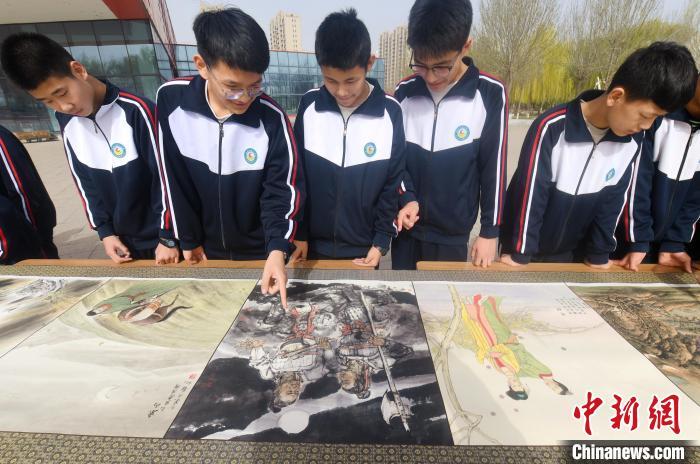 3月28日，河北省衡水市饶阳县诗经文化广场，学生欣赏《诗经国画大观》长卷。崔佳栋 摄