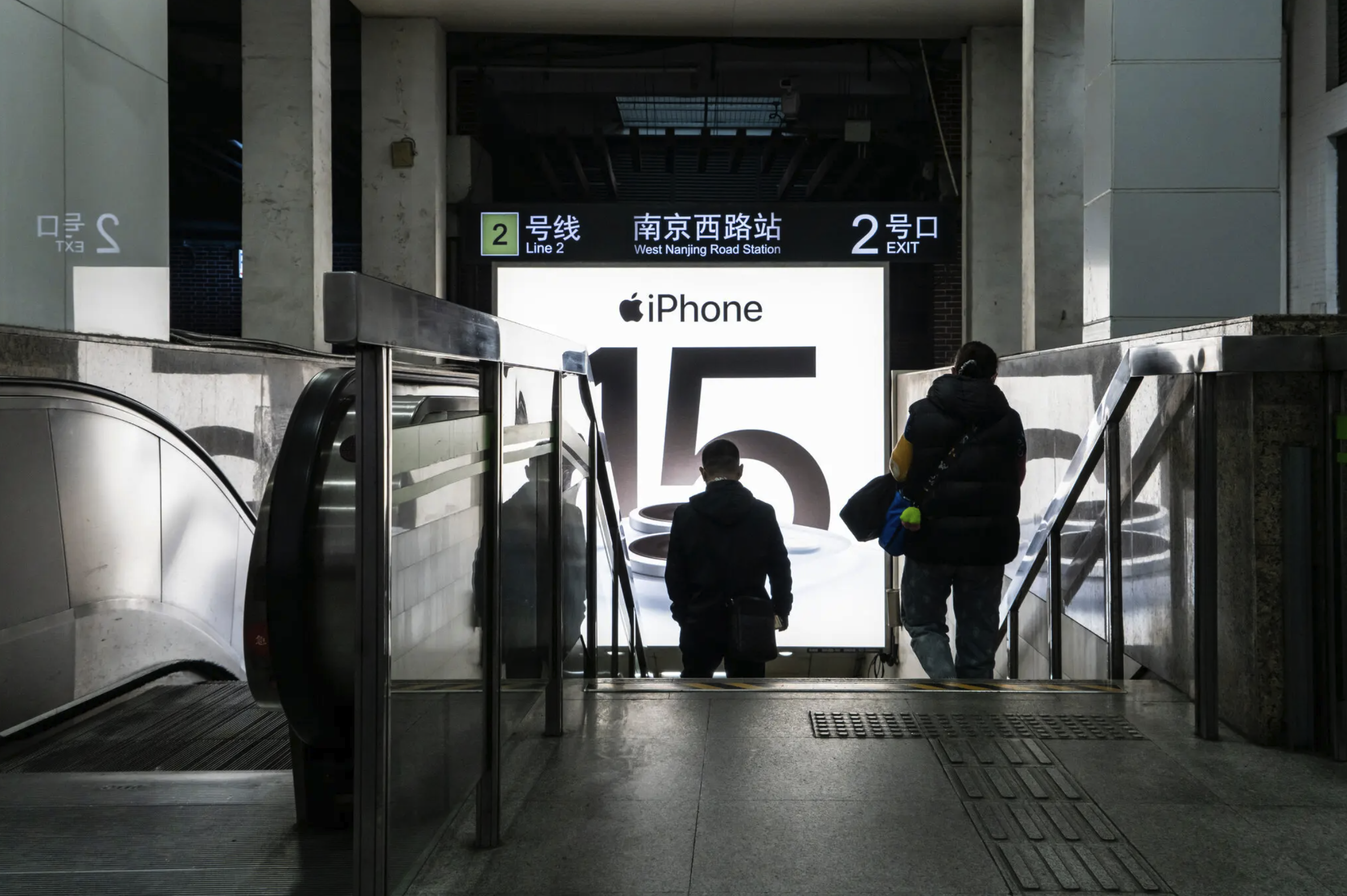 苹果邪在上海天铁站的iPhone 15广告