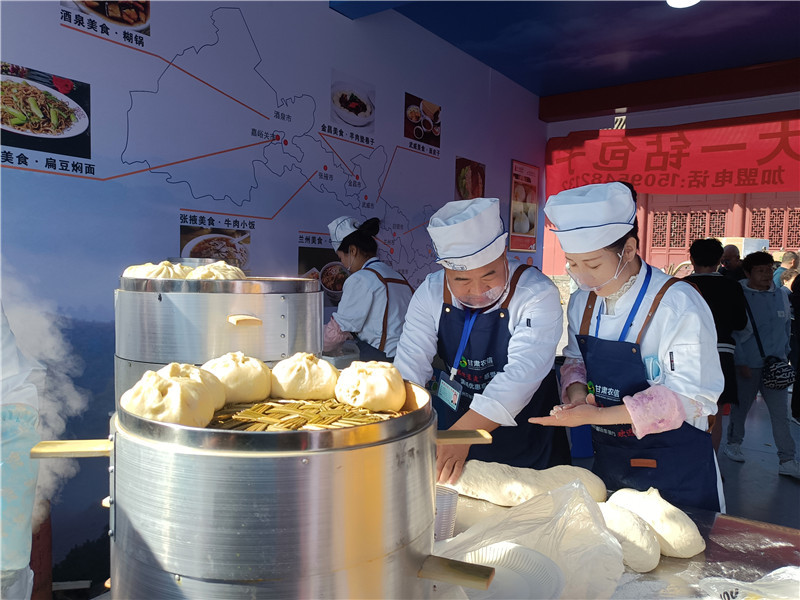 麻辣烫及特色美食大pk暨甘肃文创非遗集市展销在天水伏羲城广场开幕