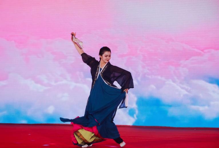 中央民族大学丁一航、陈秀文的舞蹈《舞韵》
