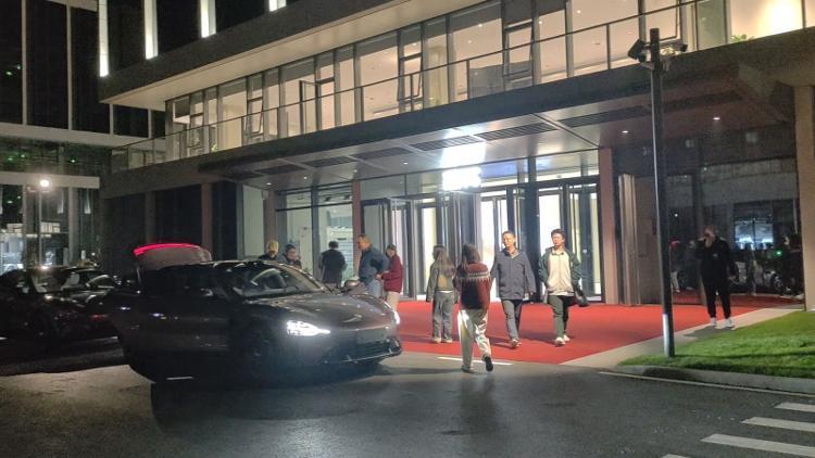 28日晚，武汉小米交付中心门口有顾客上车静态体验