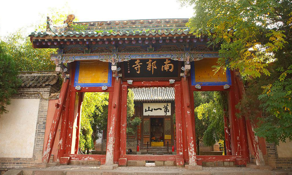“陇右第一古刹”南郭寺建寺已有上千年历史，为历代诗人墨客览胜之地。
