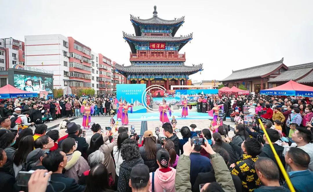 ▲推介活动现场，游客纷纷拍照、打卡