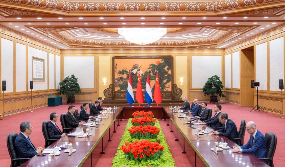 3月27日下午，国家主席习近平在北京人民大会堂会见来华进行工作访问的荷兰首相吕特。新华社记者 翟健岚 摄