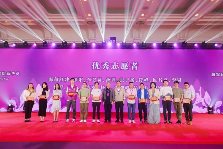校友会为杰出校友、俱乐部、志愿者颁发荣誉奖项