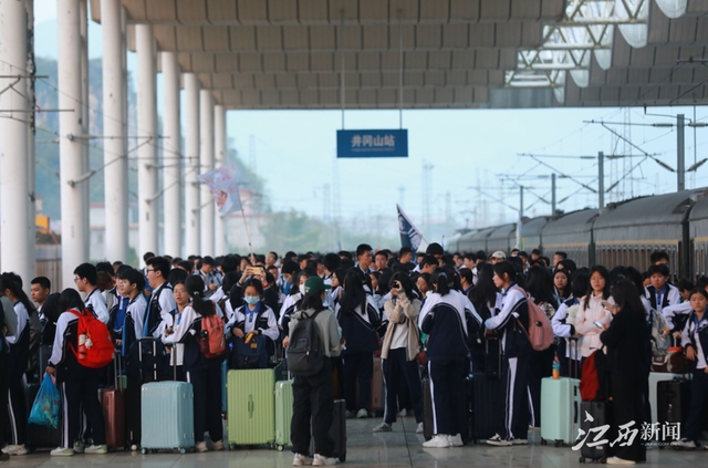 井冈山站迎来2024年首趟红色研学旅游专列