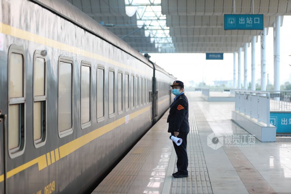 井冈山站迎来2024年首趟红色研学旅游专列图