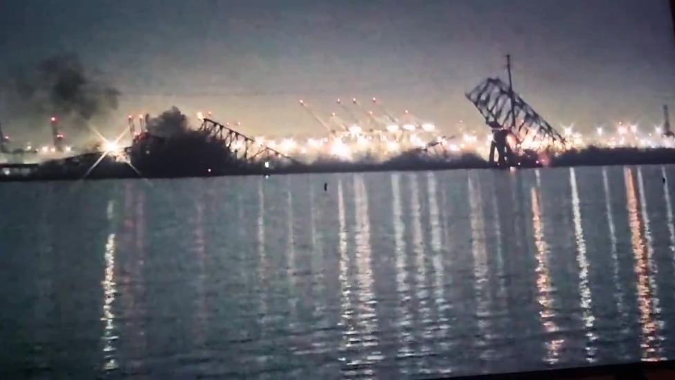 坍塌瞬间！美国一大桥被货船撞毁，有车辆和人员落水