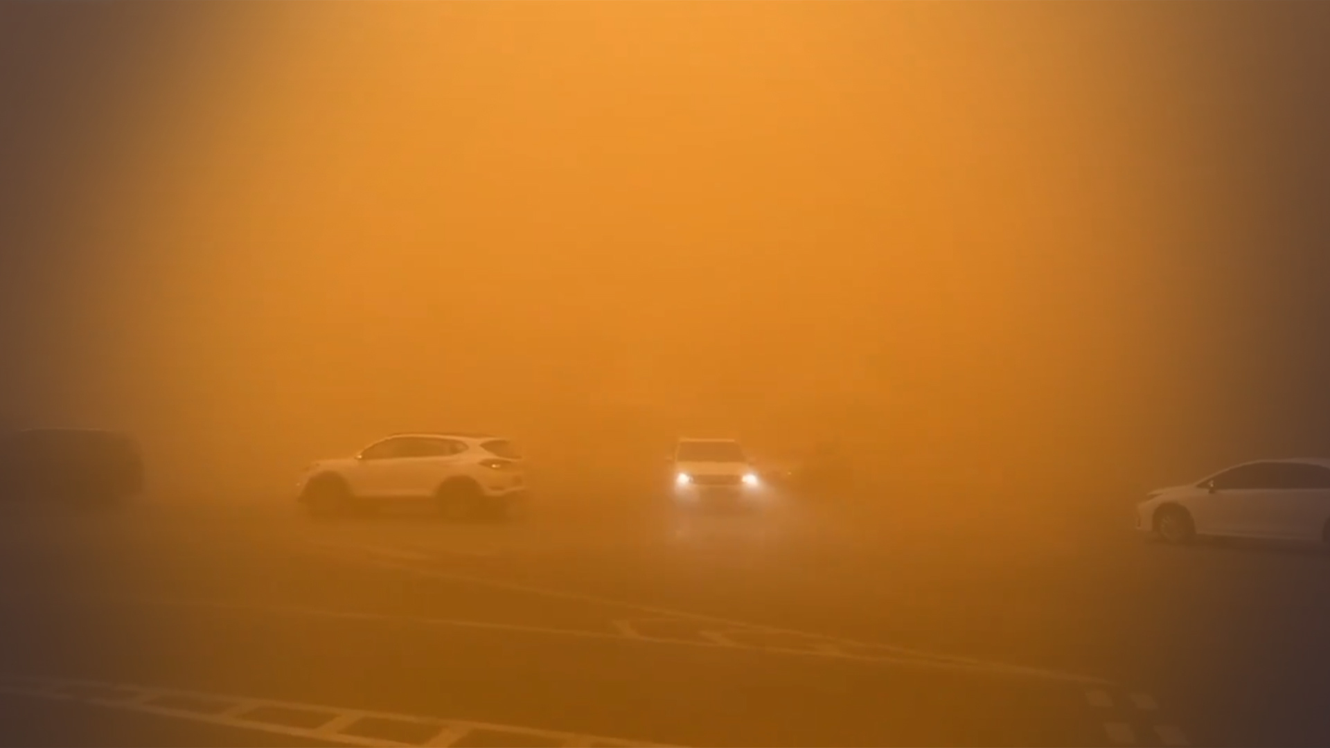 内蒙古局地沙尘暴天空变橙色出行做好防护