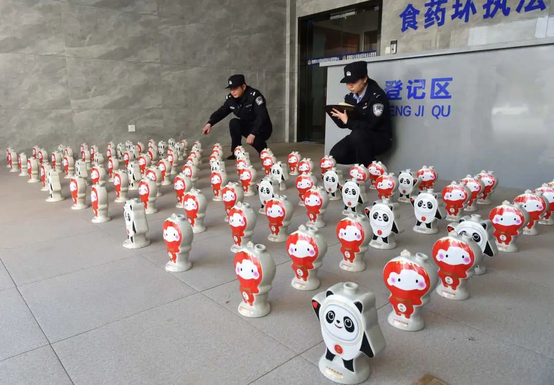 2024年3月19日，在江西省景德镇市公安局食药环分局，民警正在清点缴获的“冰墩墩”“雪容融”陶瓷酒瓶。