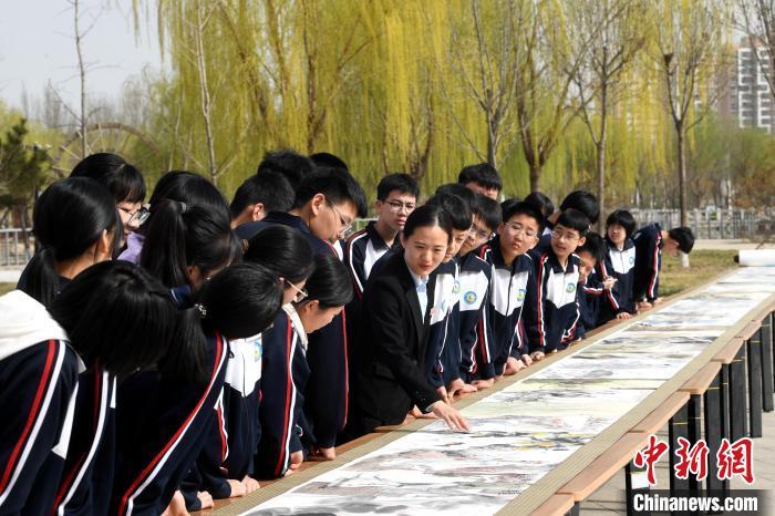 3月28日，河北省衡水市饶阳县诗经文化广场，学生欣赏《诗经国画大观》长卷。崔佳栋 摄