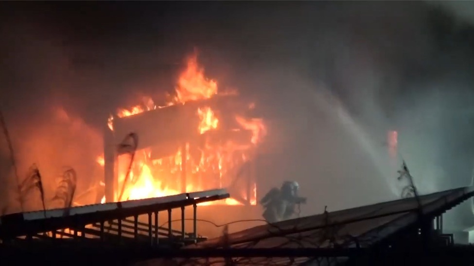 日本鹿儿岛一太阳能发电设施爆炸致4名消防员受伤1人面部被烧伤