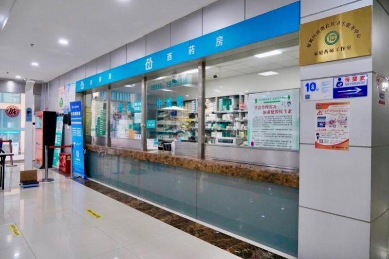 药房内外明亮整洁滨湖卫生中心还成立了12个医疗质量管理小组,定期