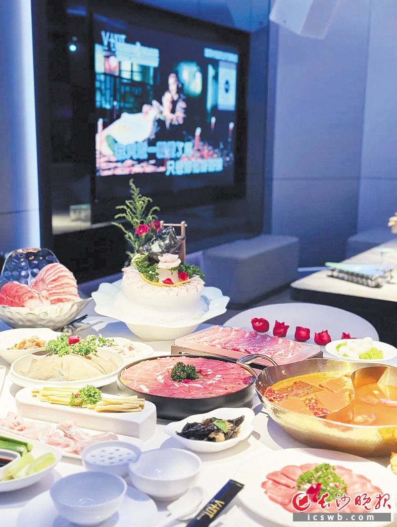 有商家将KTV与火锅相结合。受访者供图