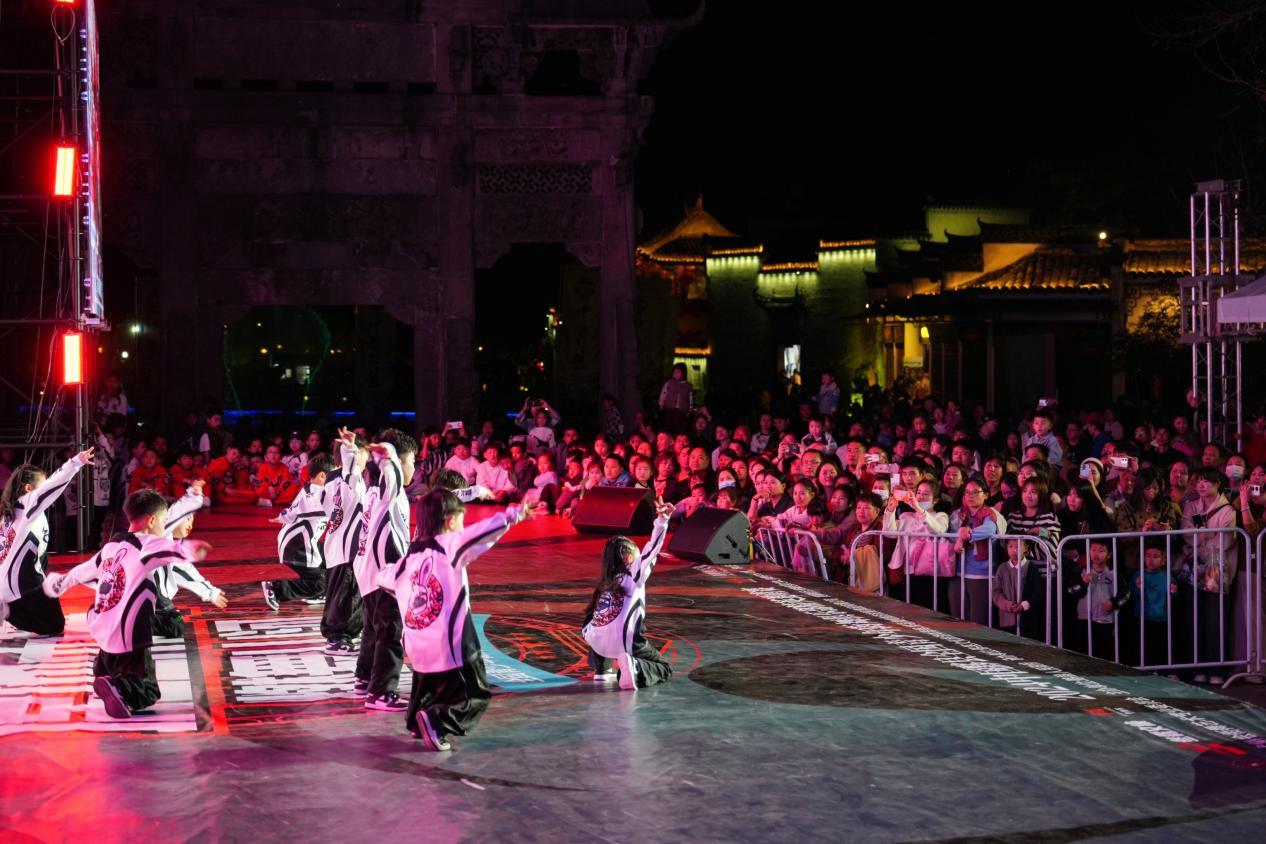街舞大赛迎来观众热情捧场。凤凰网安徽摄影师 李广源摄