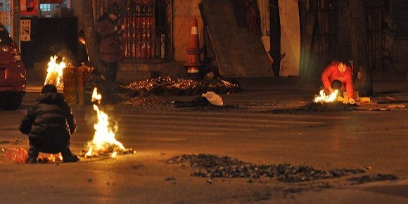 白岩松曾评清明扫墓禁烧冥纸冥币:法无禁止即可为_凤凰网视频_凤凰网