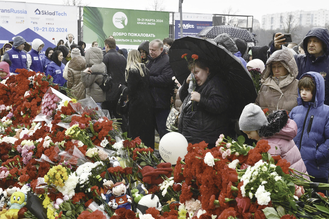 (视觉中国)俄方要找出"策划者"3月24日为俄罗斯全国哀悼日,许多人前往