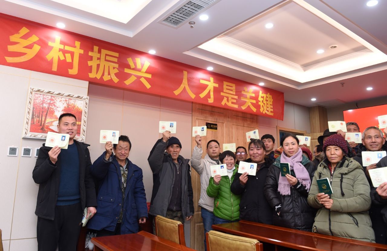 ↑获得专业技术职称的岗底村村民分享领证后的喜悦。籍明泉 、齐兴朝摄.jpg