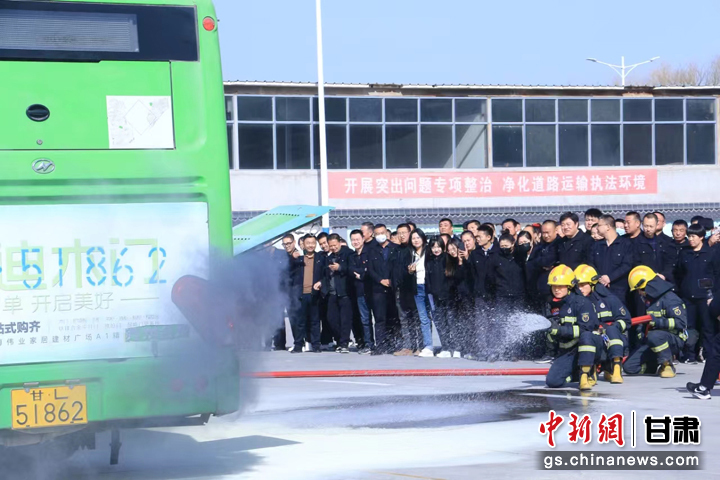 3月20日，平凉市崆峒区多家单位联合开展纯电动公交车火灾事故综合应急演练。