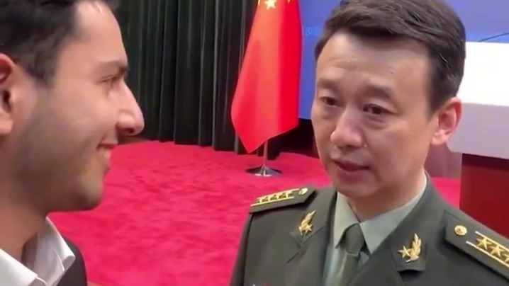 跳科目三的小伙子被吴谦大校夸赞中文非常好能客观讲述中国故事