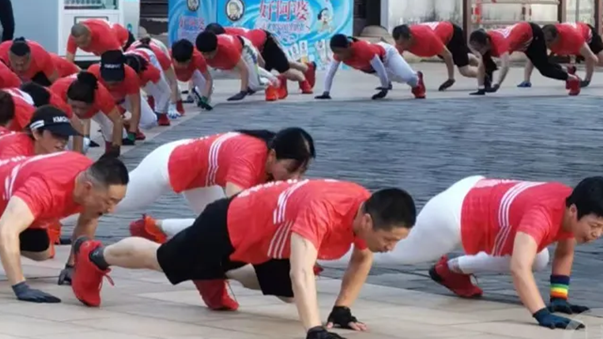 苏州一健身团队"鳄鱼爬"视频上热搜,团长回应:已改进动作设计了"望月
