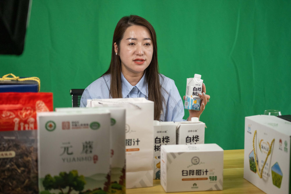 在伊春森工电子商务产业园,电商主播直播售卖桦树汁(2024年3月12日摄)。新华社记者 谢剑飞 摄