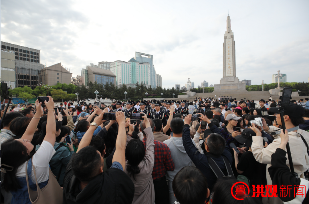 4月1日清晨南昌八一广场举行升国旗活动图