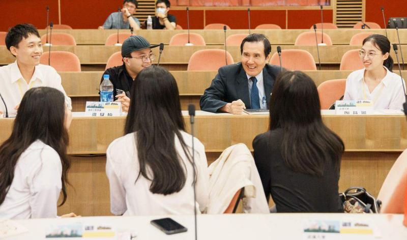 2023年7月18日,马英九陪同大陆学生参访团在台北与文化大学师生进行交流。图片来自网络