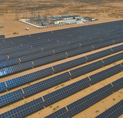 内蒙古自治区巴彦淖尔市磴口县,整齐排列的光伏板起到防风、阻沙的作用。杨晓军 摄(人民视觉)