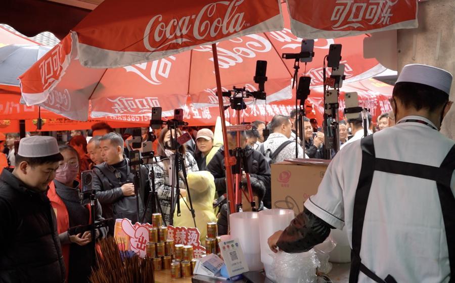 海英麻辣烫店门口的直播机器