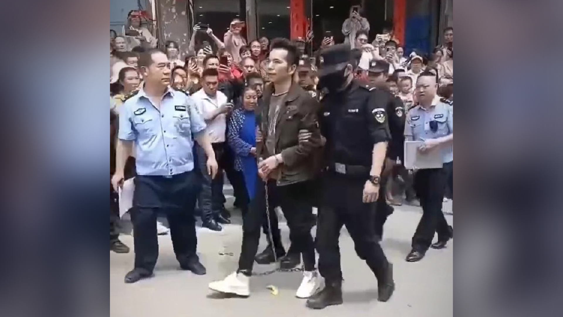 16岁少年涉嫌杀人逃亡10年后被抓，指认现场险被殴打，多人情绪激动，悲痛哭诉