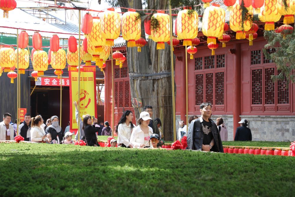 4月4日，游客在甘肃省天水市伏羲庙游览参观。新华社记者　张智敏　摄