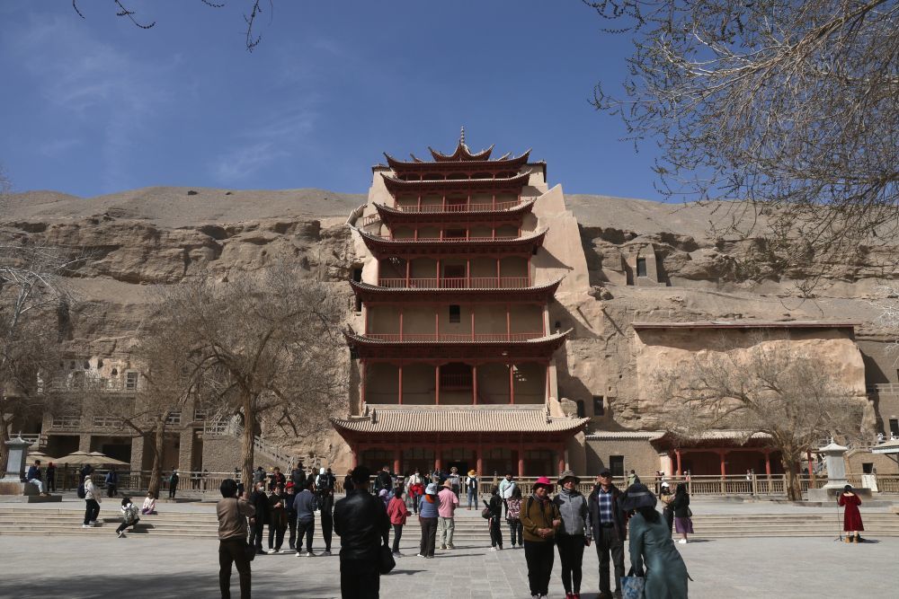 2024年3月31日，游客在世界文化遗产甘肃敦煌莫高窟参观游览。